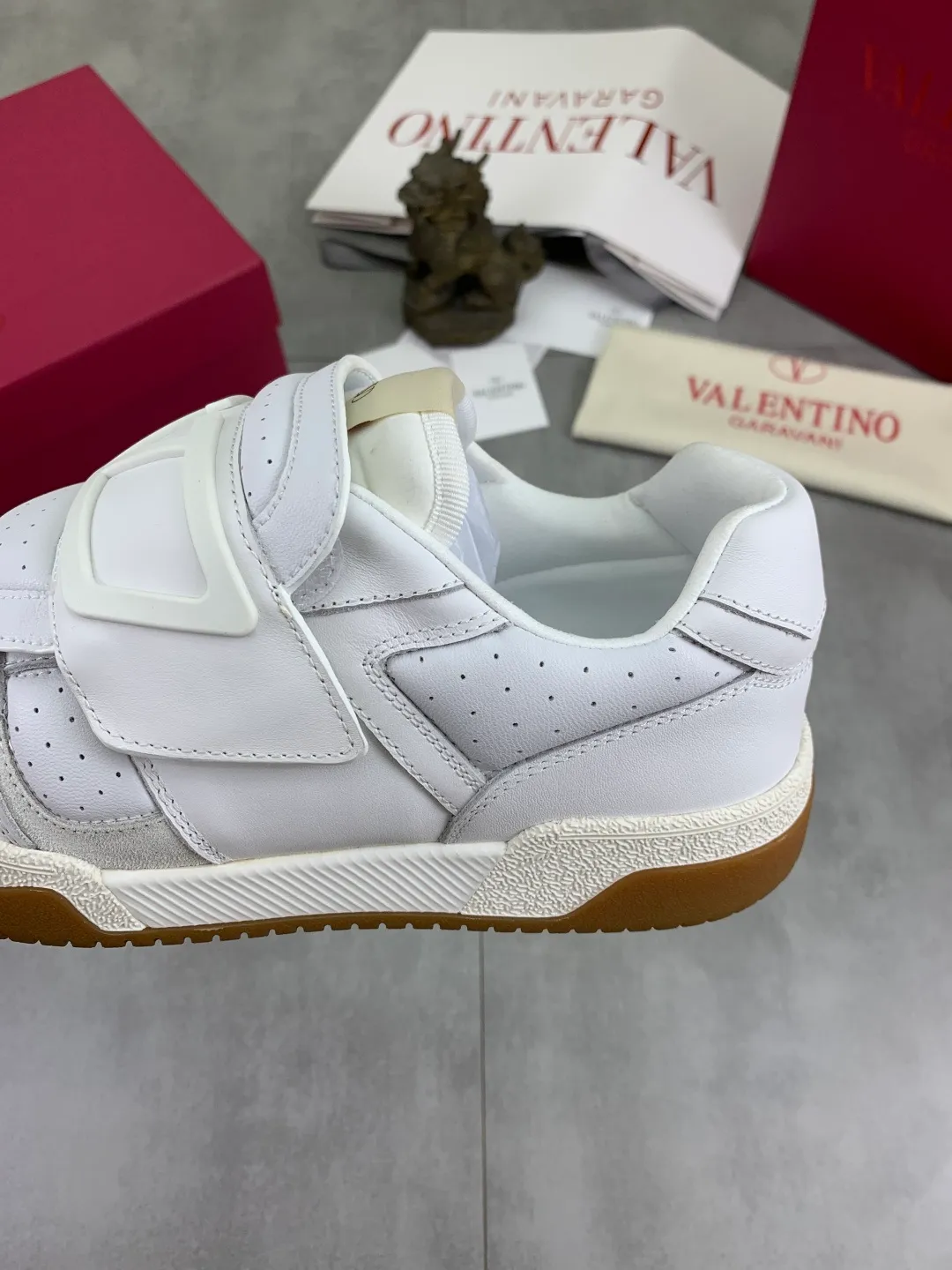 Men's men's shoes 💰P640 new style latest Valentino Valentino V family new casual young fashion trend sports shoes full of vitality, no age limit, very light and comfortable on the foot, packaging, original purchase and development, production, various color combinations are eye-catching, activate the charming sunny boy, the shoe design combines coolness with daily style, full of street feeling, multi-color options!   Fabric: original material splicing/first-layer cowhide Lining: imported cowhide/original logo sweat-absorbent and breathable foot pad Outsole: TPU foam lightweight material outsole Brand injection insole Code number: 38-46 Full set of packaging Color: 3️⃣ colors available